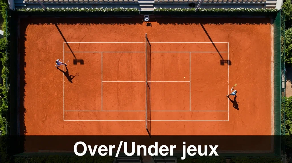 Vue plongeante sur un court de tennis en terre battue pendant un échange entre deux joueurs