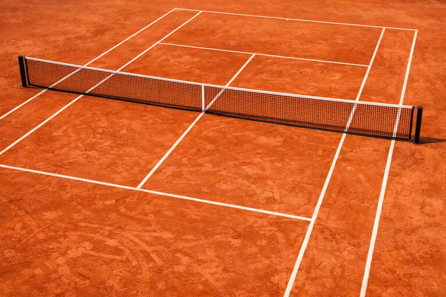 Court de tennis sur terre battue vu de haut
