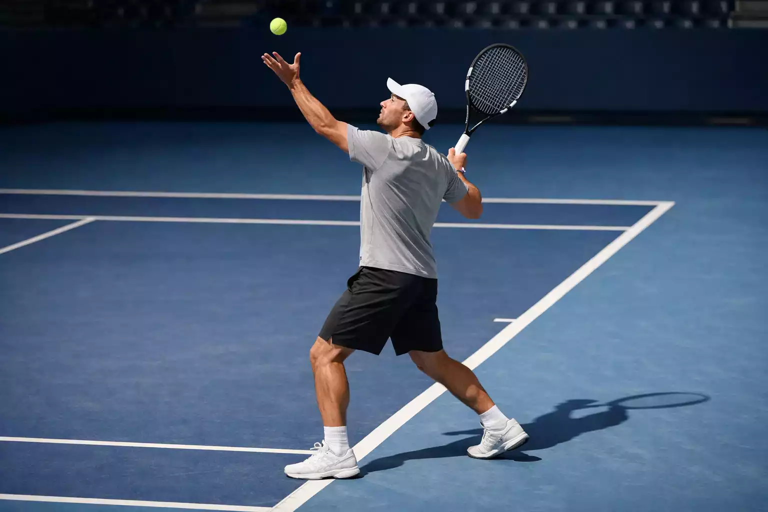 Joueur de tennis au service lors d'un match